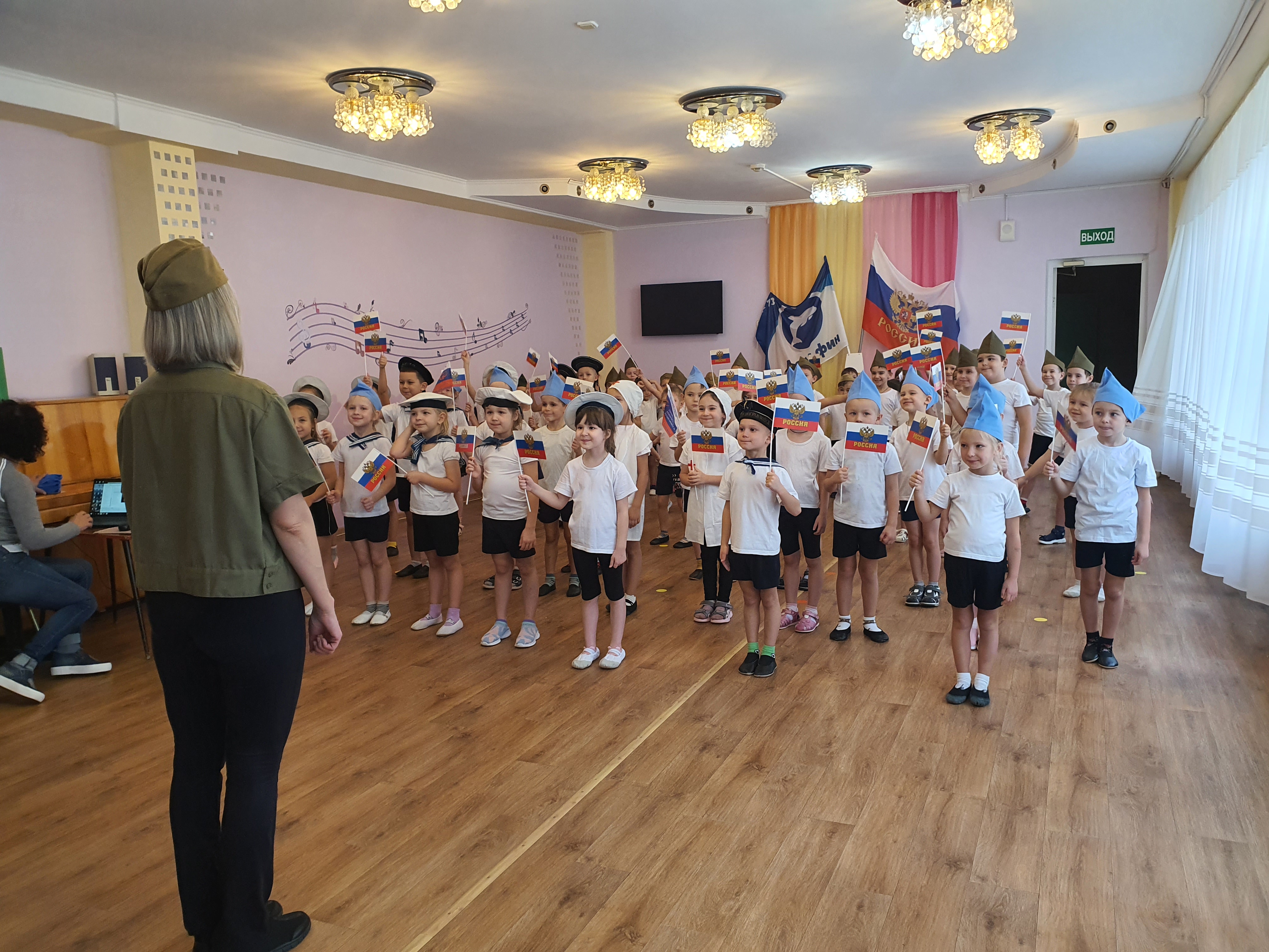 Смотр стоя и песни «Парад Победы»